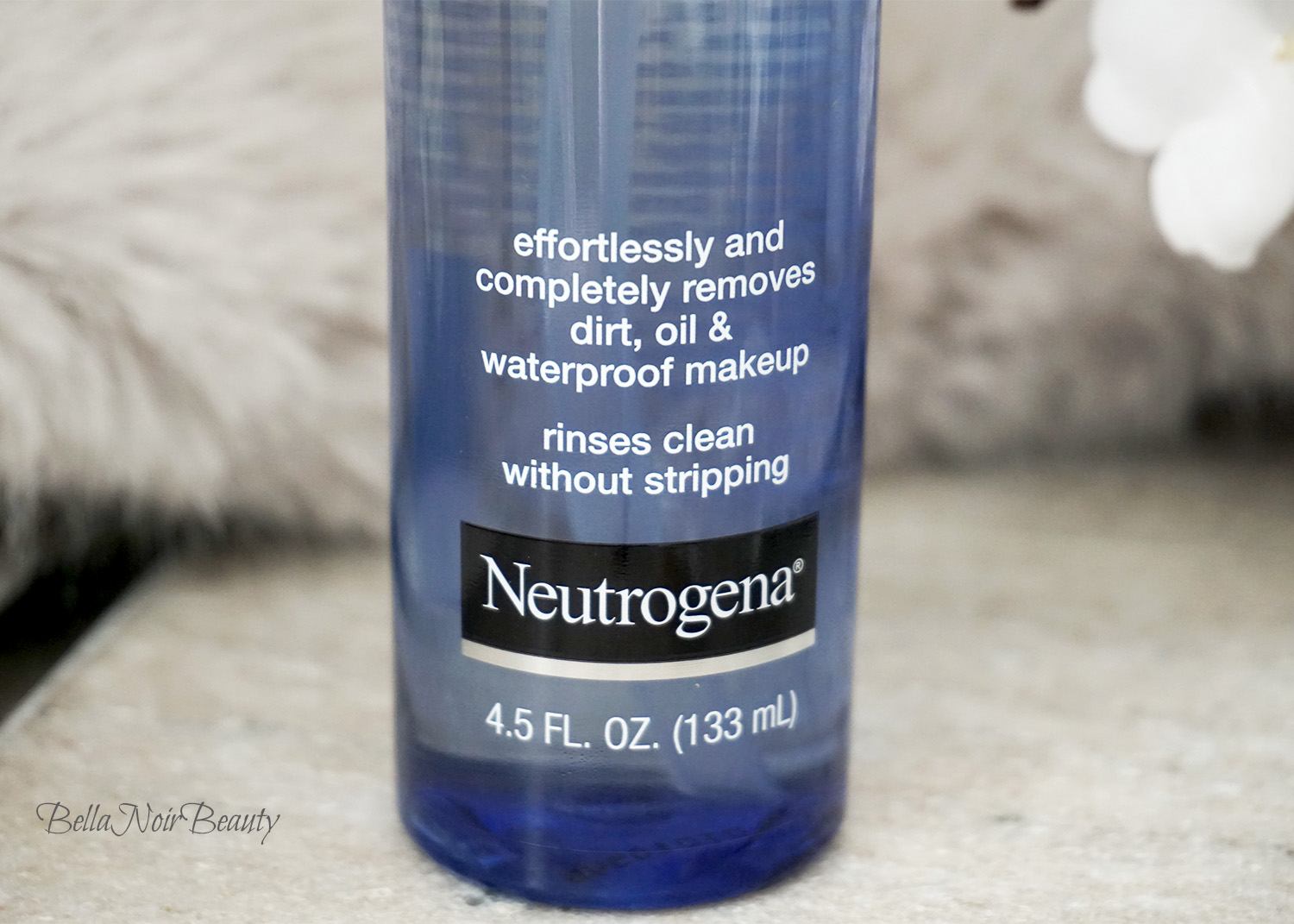 Neutrogena Ultra Light Cleansing Oil | bellanoirbeauty.com